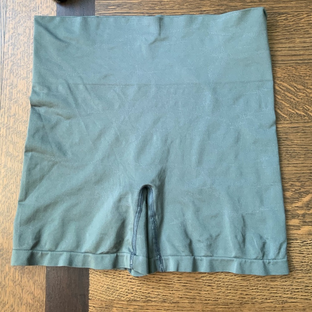 LULULEMON Mini High Waisted Close fit Activewear Shorts Women’s size Small